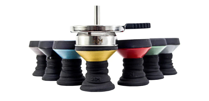 Stenen shisha tabakskop met hot screen erop, in onderdelen naast elkaar gelegd zoals je ze bij het opzetten van een waterpijp voor je hebt.