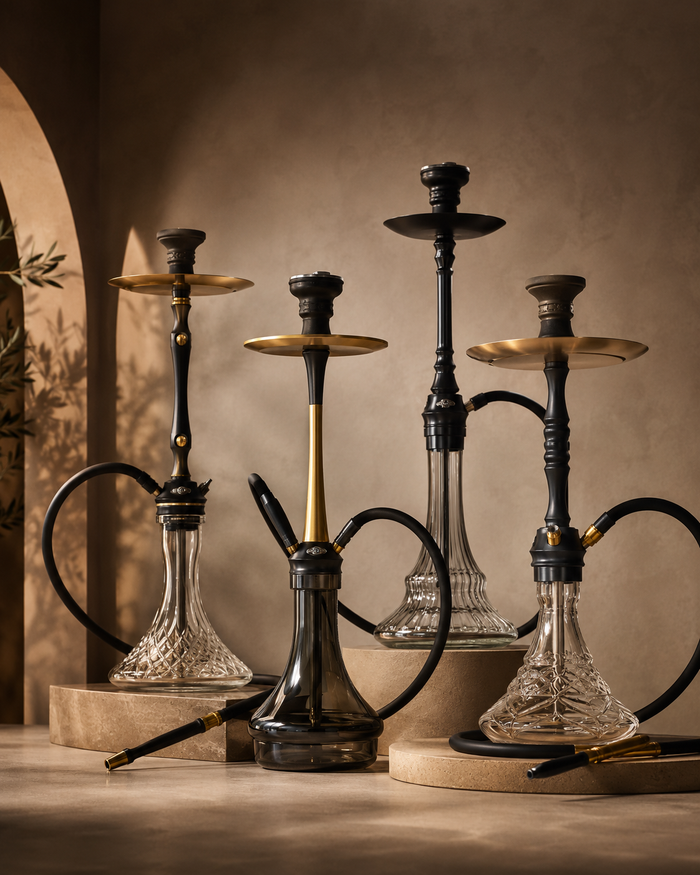 Waterpijpen naast elkaar opgesteld, van compact instapmodel tot hoge premium shisha.