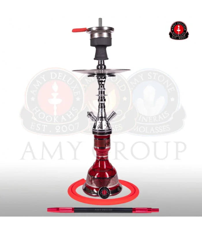 Amy Deluxe 109.02 Mini Hayil waterpijp in rood, zijkant met glazen vaas en bladgoud