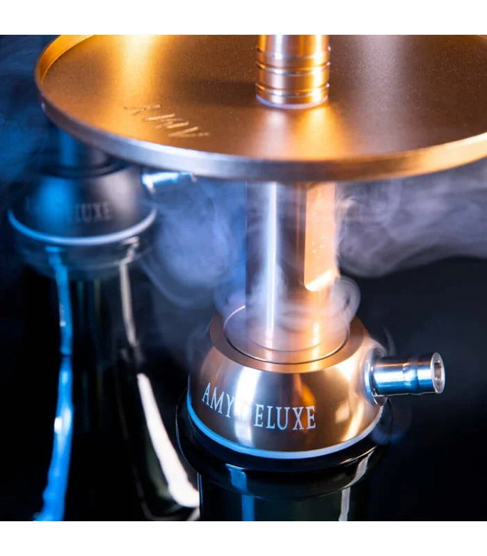 Amy Deluxe 116.03 shisha met rookkolom goud zwart - zijkant met rook