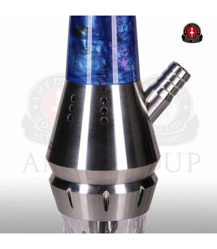 Amy Deluxe 1200 Galactic Steel S waterpijp in gebruik met rookwolken