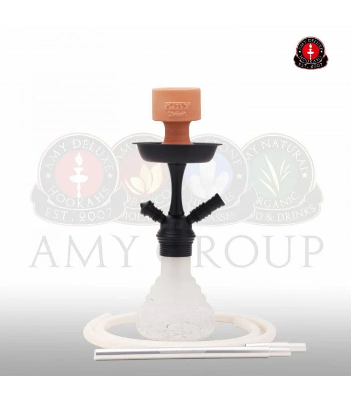 Amy Deluxe 760 Crazy Dots shisha in zwart, zijaanzicht met rookkolom en glazen Crazy Dots vaas