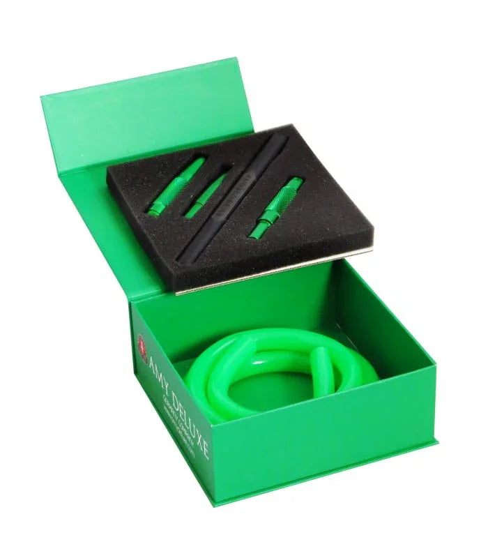 Amy Deluxe S238 groene siliconen slang uitgevouwen naast opbergbox, volledig zichtbaar