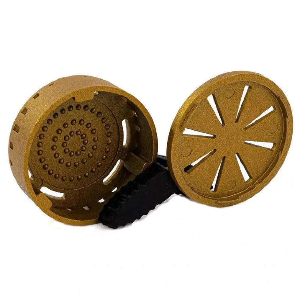 Bovenaanzicht van de Dschinni The Crown HMD Gold met deksel en ventilatiesleuven voor shisha kolen