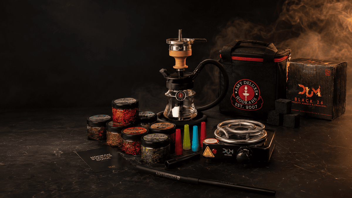 Complete waterpijp starterset in donker sfeerlicht: waterpijp, potjes shisha smaak, kokoskolen, kolenbrander en tas, alles wat een beginner nodig heeft.