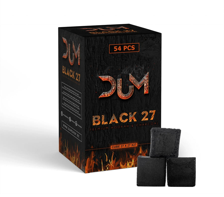 Doos DUM Black 27 met 54 stuks en drie losse kokoskolen in kubusvorm ervoor, de maat die het langst doorbrandt zonder halverwege bijleggen.