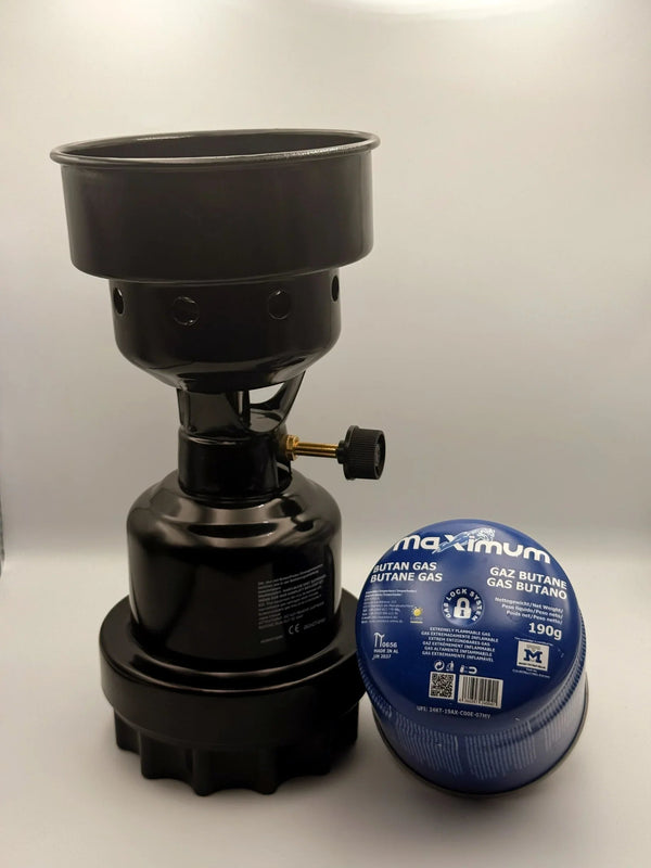 DUM gasbrander met gasbus vastgeschroefd aan de onderkant, klaar voor het aansteken van shisha kolen