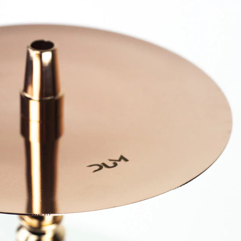 DUM SS23 Ragnarok Rose Gold waterpijp zijaanzicht met siliconenslang en aluminium handgreep