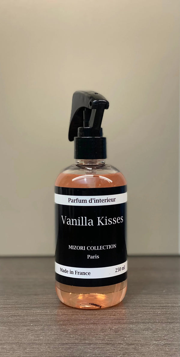 Mizori Collection Paris Vanilla Kisses 250 ml interieurspray - fles op neutrale achtergrond