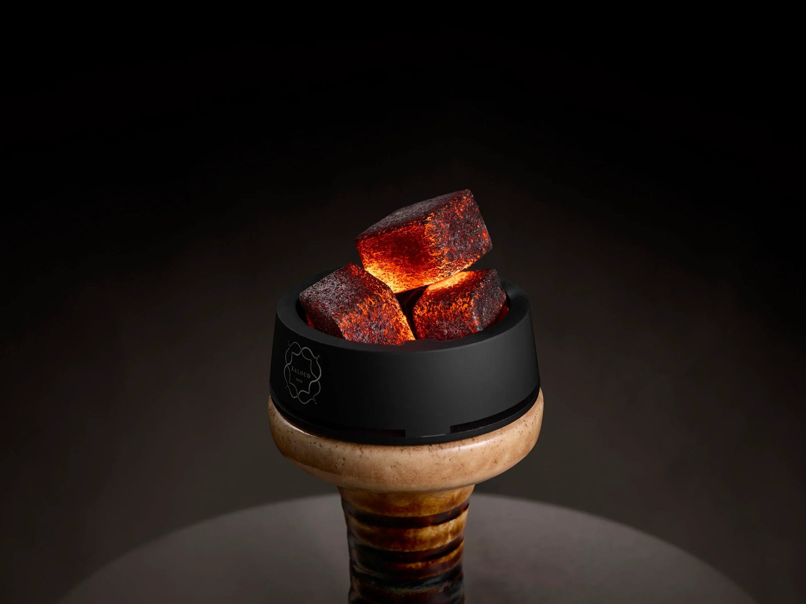 NEO shisha kolen cubes liggend op een waterpijp tabakskop klaar voor gebruik