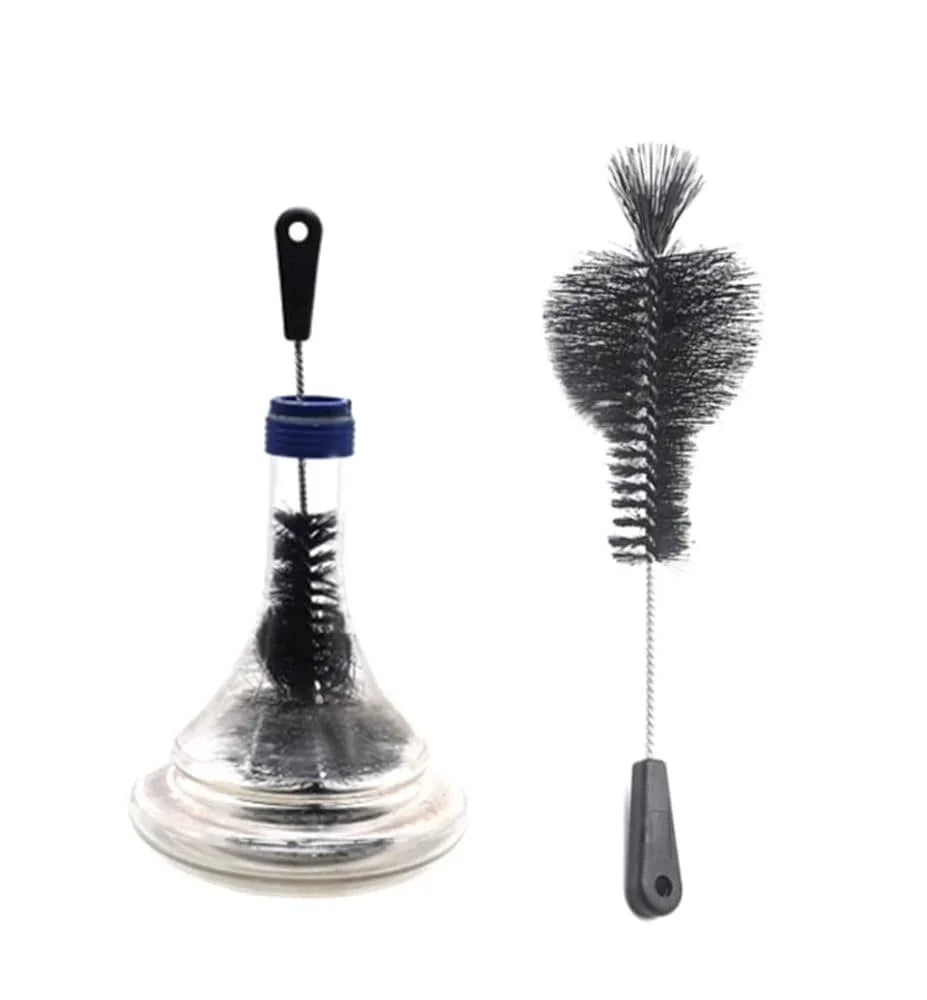Ronde waterpijp borstel liggend op een witte achtergrond, geschikt voor het schoonmaken van de shisha vaas