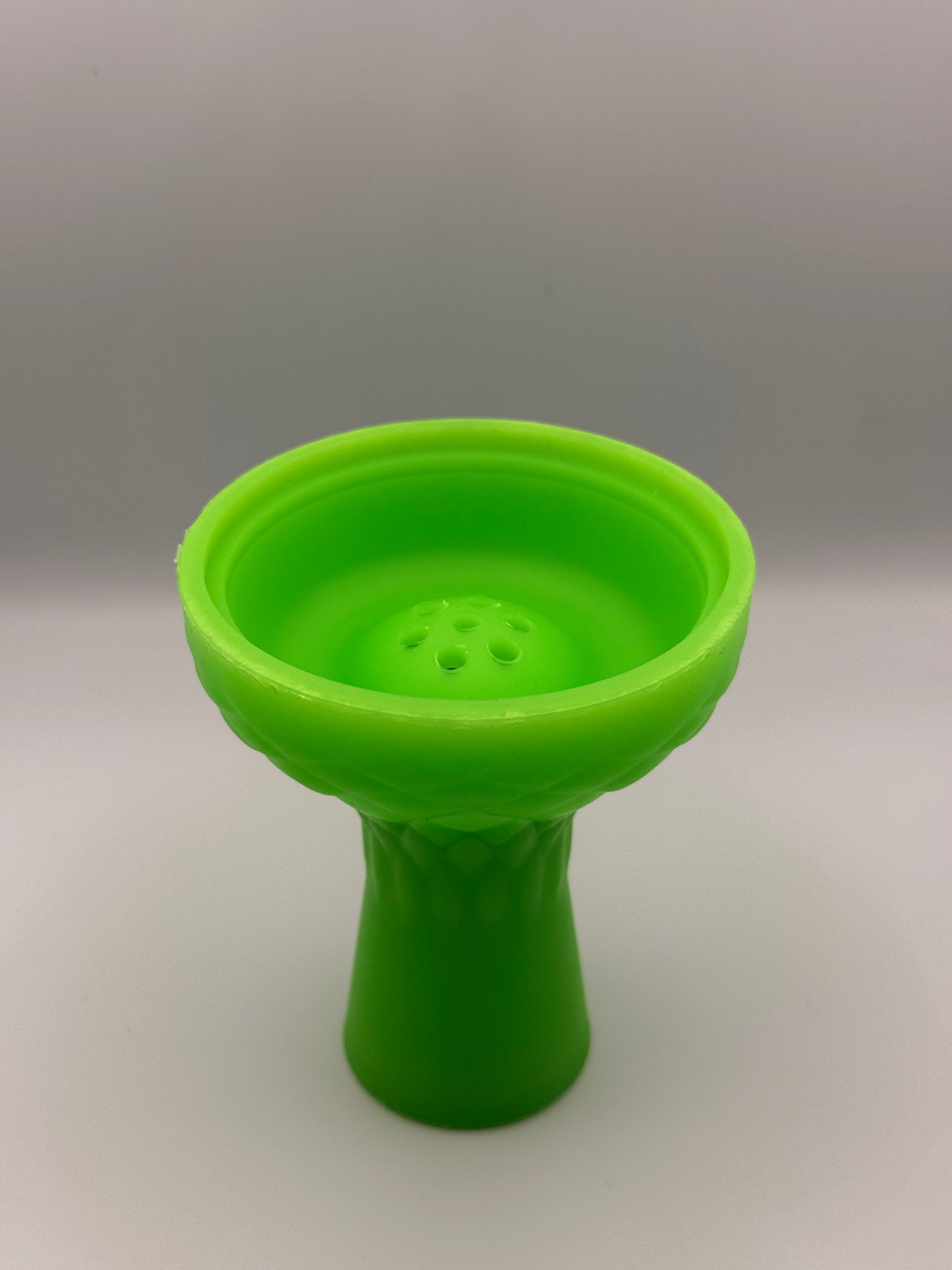 Siliconen waterpijp bowl in paars, staand op tafel