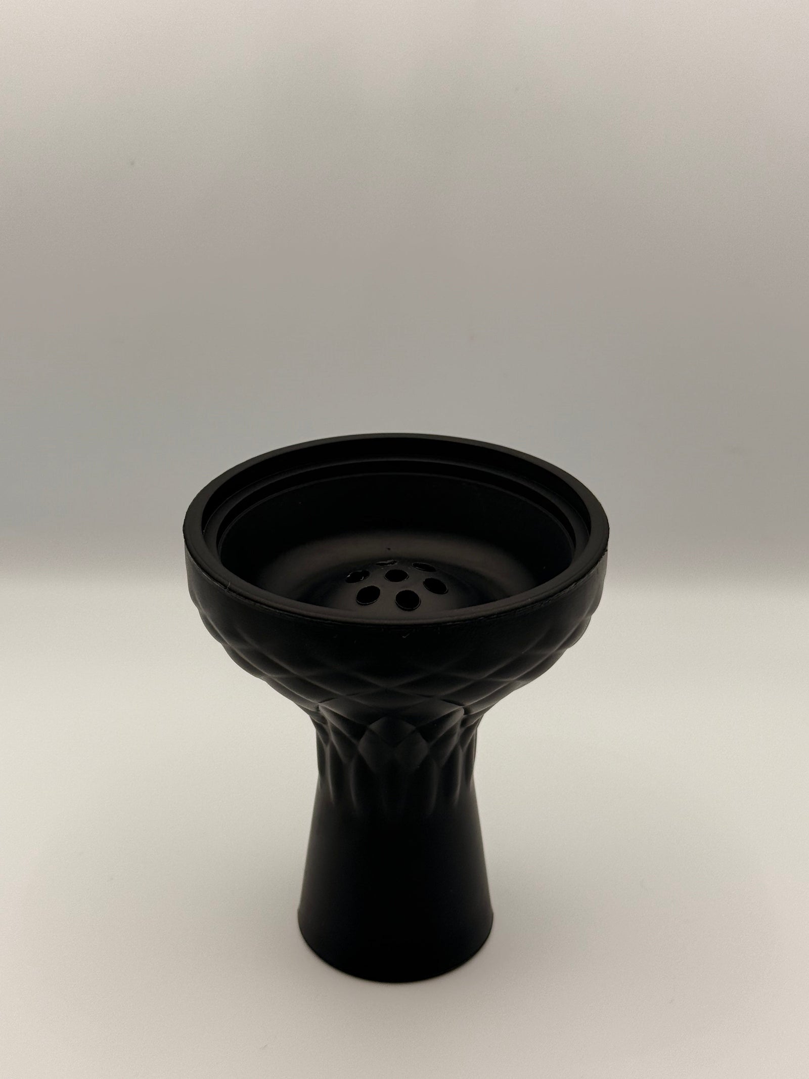 Siliconen waterpijp tabakskop met reliefpatroon in zwart, schuin van voren