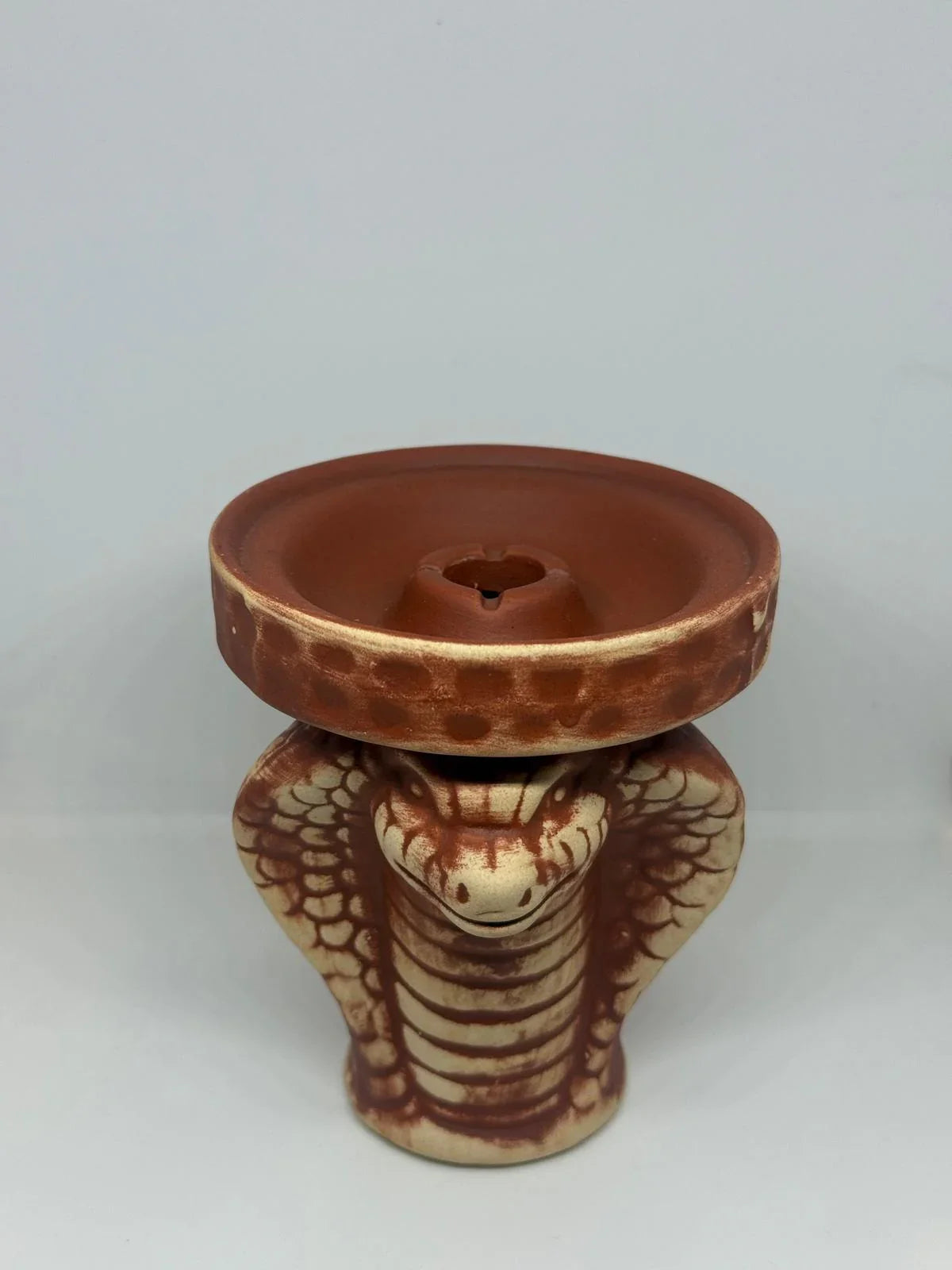 Slangenkop Klei Tabakskop bovenaanzicht - klei shisha tabakskop met slangenkop-design