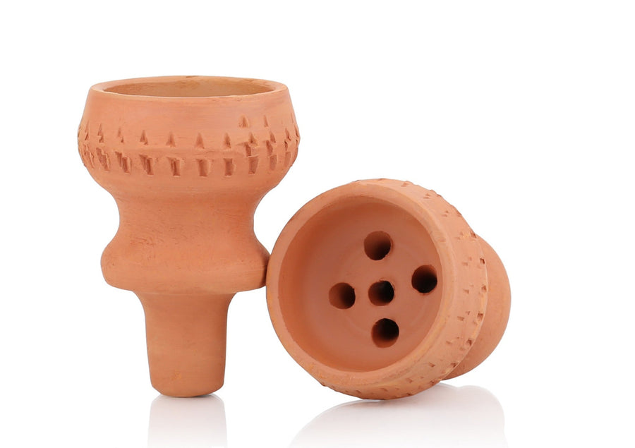 Tabakskop van onbewerkte natuurklei met vijf gaten in de bodem, het type dat warmte vasthoudt en de smaak langer gelijkmatig houdt dan silicone.