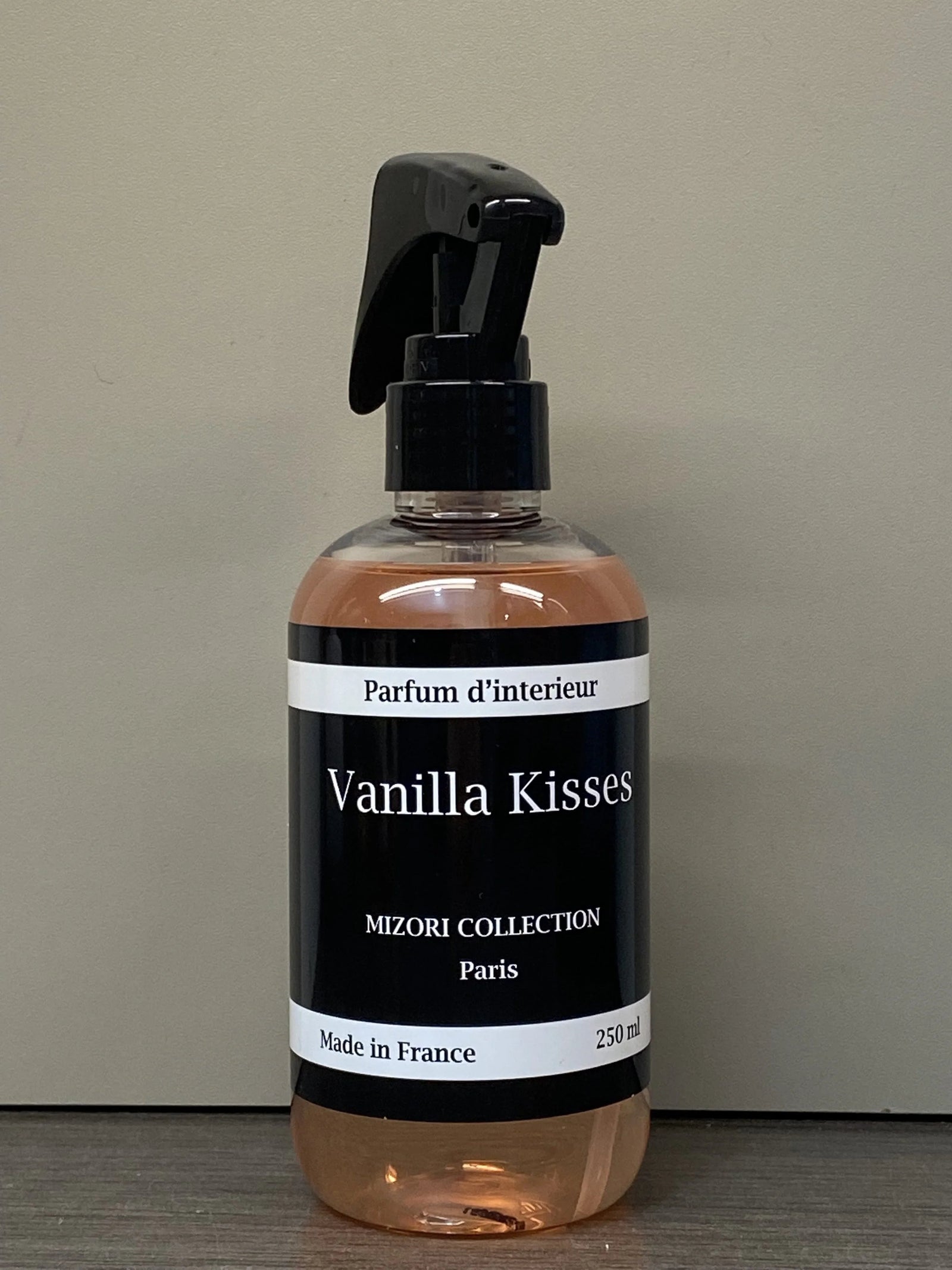 Vanilla Kisses Mizori Collection Paris interieurspray - productdetail zijkant